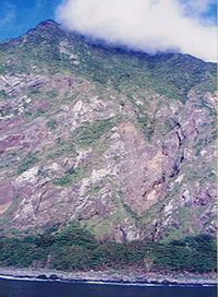 北硫黄島の岩肌