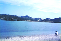大村の海岸から湾を望む